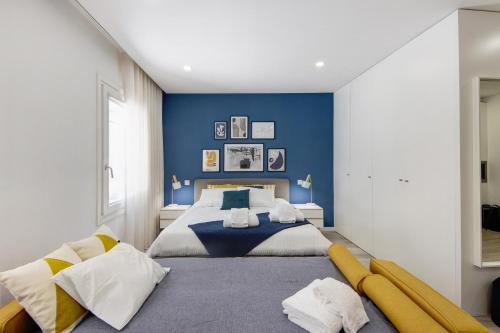 - une chambre avec un grand lit aux murs bleus dans l'établissement Aveiro City Blue, à Aveiro