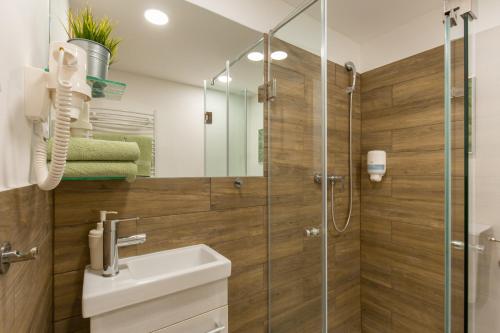 ein Bad mit einer Dusche, einem WC und einem Waschbecken in der Unterkunft Budapest Holidays Cosy in Budapest