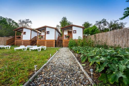 a row of cottages in a garden with plants at Flori Haus Saschiz in Saschiz
