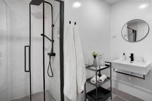 een badkamer met een douche en een wastafel bij Babosas Charm in Funchal