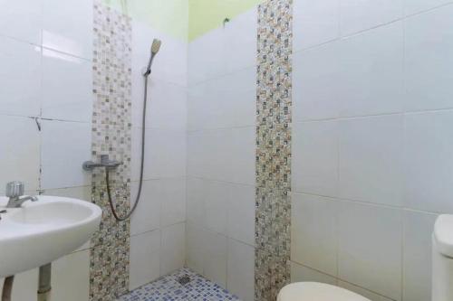 Ένα μπάνιο στο Kostawira Syariah Bintaro Mitra RedDoorz