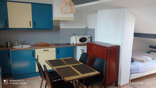 Photo de la galerie de l'établissement studio intra muros tres calme rénové, à Avignon