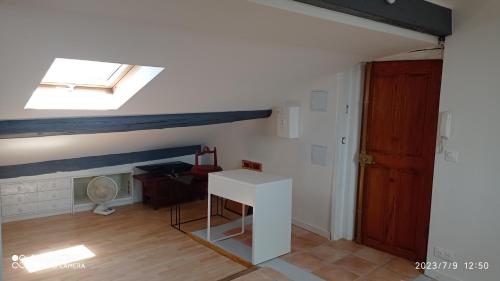 Photo de la galerie de l'établissement studio intra muros tres calme rénové, à Avignon