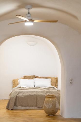 Schlafzimmer mit einem Bett und einem Deckenventilator in der Unterkunft Caval I in Fira