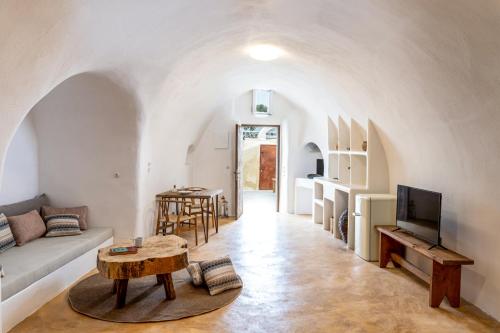 een woonkamer met een bank en een tafel bij Caval I in Fira