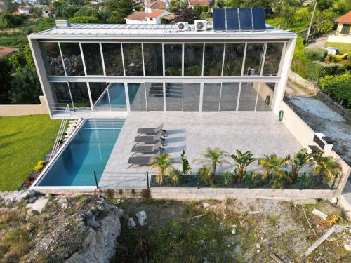 an aerial view of a house with a swimming pool at Casa da Arda, piscina exclusiva, entre mar e a montanha in Armada