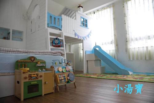 a childs room with a slide and a play area at Cest Mignon 包棟 溜滑梯 烤肉 麻將桌 夏日水池 in Dongshan