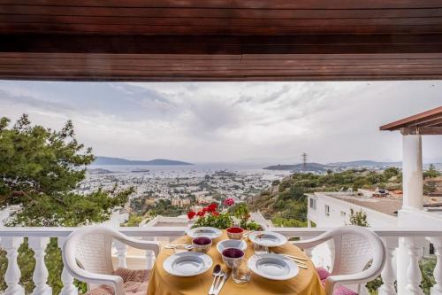 una mesa con copas de vino en un balcón con vistas en BODRUM BURCU VILLA , Magnificent Sea View, Cozy, Free Otopark, Free Wifi en Bodrum