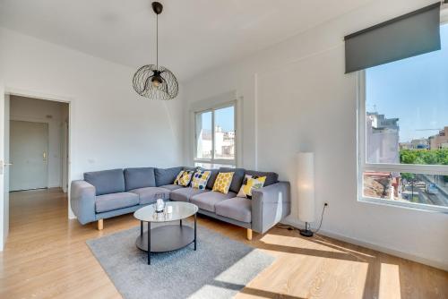 salon z niebieską kanapą i stołem w obiekcie LXR Vistahermossa 3BDR. Apt Next to sea w mieście Fuengirola