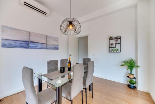 jadalnia ze szklanym stołem i krzesłami w obiekcie LXR Vistahermossa 3BDR. Apt Next to sea w mieście Fuengirola