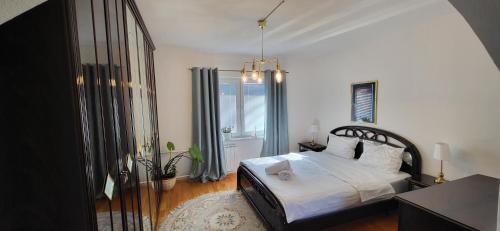 um quarto com uma cama e uma janela em Mott Residence em Tuzla