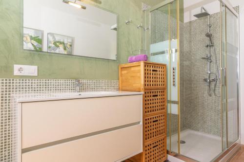 ein Bad mit einem Waschbecken und einer Dusche in der Unterkunft Finca Son Puça in Petra