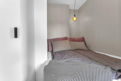 ein kleines Schlafzimmer mit einem Bett in der Ecke in der Unterkunft Cozy Haven in Hafnarfjörður in Hafnarfjördur