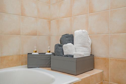 ein Badezimmer mit einer Schachtel Handtücher und einem Waschbecken in der Unterkunft Milan ARCIMBOLDI-Private Parking 20min dal DUOMO in Mailand