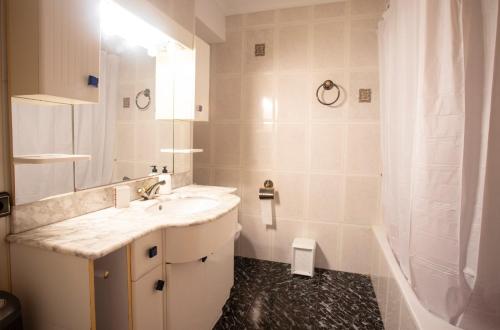 y baño blanco con lavabo y ducha. en Apartamento Venecia en Unquera
