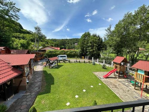 Una vista aérea de un patio con un área de juegos infantiles. en Casa Bambus Sovata 2, en Sovata