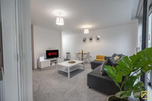 Μια τηλεόραση ή/και κέντρο ψυχαγωγίας στο Modern 1 bed in central MK, Free Parking, Smart TV, Manhattan House By Valore Property Services