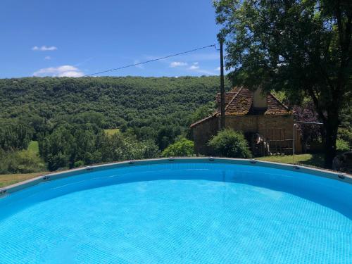 une piscine avec vue sur une montagne dans l'établissement Art en Célé-chambres d'hôtes, à Corn