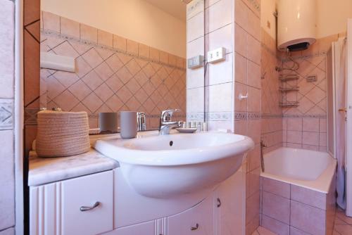 uma casa de banho com um lavatório, um WC e uma banheira em Sweet Inn - Modigliani em Milão