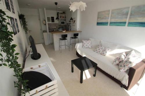 Luxurious 1 bed apartment with 5 pools & gardens.