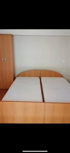 two beds sitting next to each other in a bedroom at Lake apartments in Struga