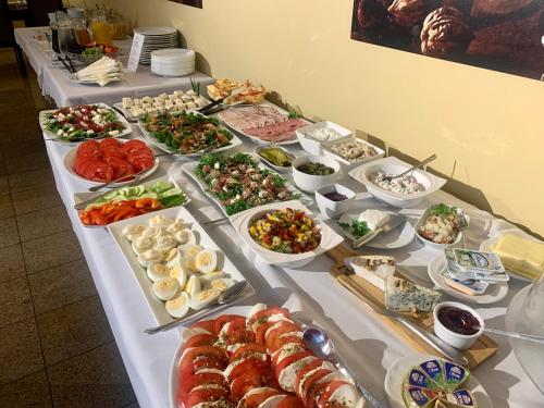 Willa Marea في سوبوت: طاولة بوفيه مع العديد من الأطباق المختلفة من الطعام