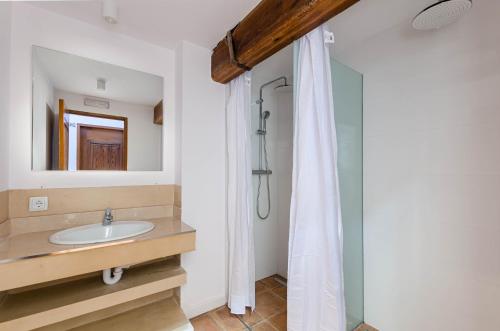 a bathroom with a sink and a shower at Urban Hostel Palma - Albergue Juvenil - Youth Hostel in Palma de Mallorca