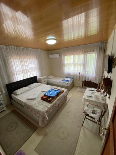 Postel nebo postele na pokoji v ubytování Elmas Pansiyon