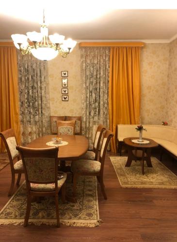 a dining room with a table and chairs at УЮТНЫЙ ДОМ ДЛЯ ОТДЫХА, город-Бендеры ,Приднестровье in Bender