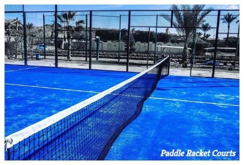 Tenis a/nebo squash v ubytování Vitamin Sea Studio - La Hacienda Ras Sudr nebo okolí
