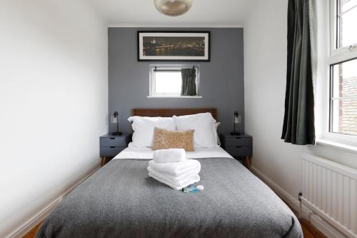 a bedroom with a bed with towels on it at Charming 1 bedroom apartment in Rottingdean in Rottingdean
