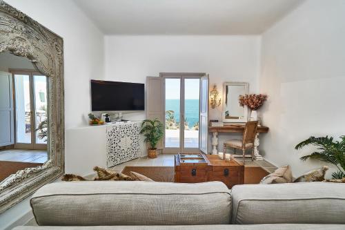Μια τηλεόραση ή/και κέντρο ψυχαγωγίας στο Aqua Mykonos Suites - Adults Only