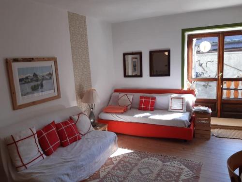 - un salon avec un canapé et un lit dans l'établissement Appartamento in casa antica, à Césane