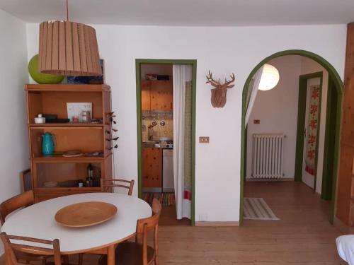 une salle à manger avec une table et une cuisine dans l'établissement Appartamento in casa antica, à Césane