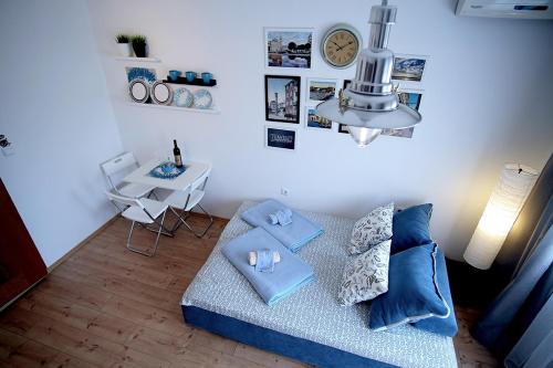 - un salon avec un canapé et une table dans l'établissement Studio Apartments Shanti, à Zadar