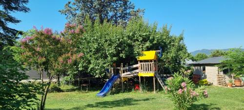 un parque infantil con un tobogán en un patio en Chambre L'Orchidée en Vallon-Pont-dʼArc