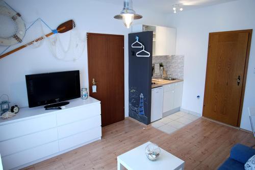 TV a/nebo společenská místnost v ubytování Studio Apartments Shanti