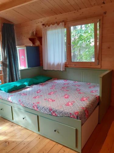 Ce lit se trouve dans un dortoir doté d'une fenêtre. dans l'établissement U M&M, à Łagów