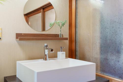 R-house 2nd 横浜 في Higashi-kanagawachō: حمام مع حوض أبيض ومرآة