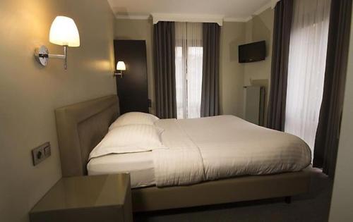 Кровать или кровати в номере Hotel Chantecler