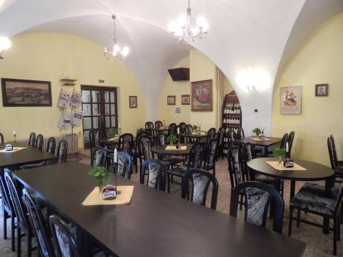 מסעדה או מקום אחר לאכול בו ב-Hotel Morava