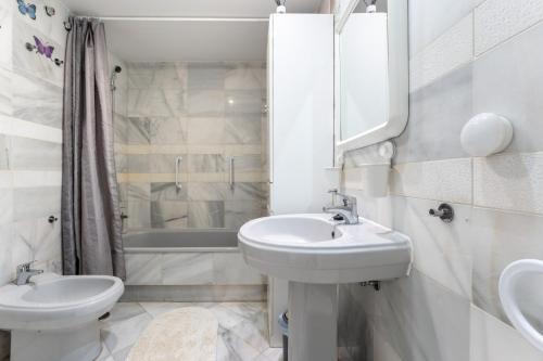 bagno bianco con lavandino e servizi igienici di Apartamento Encantador vista Mar a Fuengirola