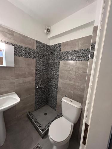 Kamar mandi di Villa Theodοra Superior