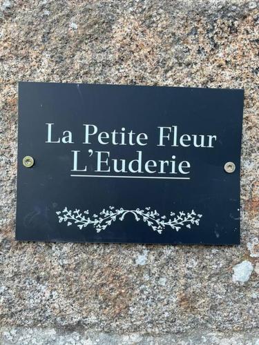 un panneau indiquant la petite fleur eureille dans l'établissement Le Petit Fleur - the little flower, cosy cottage, à Saint-Michel-de-Montjoie