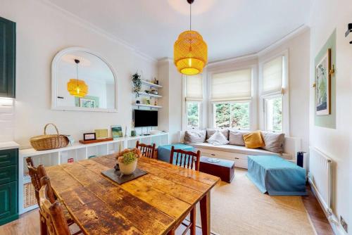 - un salon avec une table et un canapé dans l'établissement Beautiful 1 bedroom apartment in Shepards Bush, à Londres