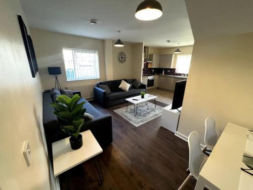 a living room with a couch and a table at Wi-Fi, 2 bathroom, 2 bedroom, sleeps 4-8 in Birmingham