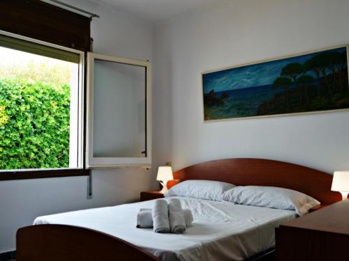 - une chambre avec un lit et 2 serviettes dans l'établissement AFRODITA Casa con dos apartamentos independientes, à Pineda de Mar