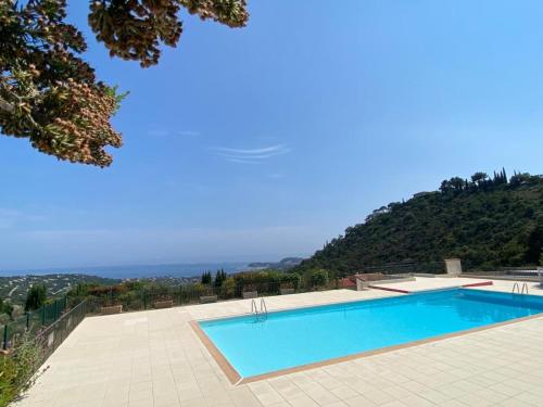 une piscine avec vue sur une montagne dans l'établissement Villa BaieVue, à Cavalaire-sur-Mer