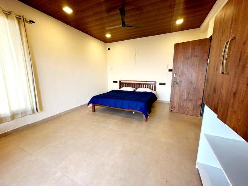Ένα ή περισσότερα κρεβάτια σε δωμάτιο στο VIDHI VILLA -Besides Valley View 360 with Luxurious Swimming pool & AC