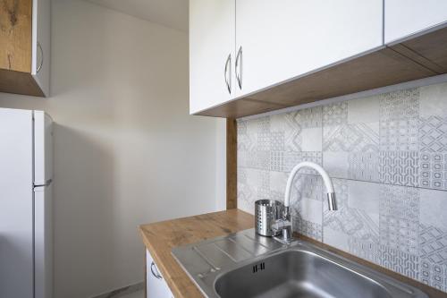 uma cozinha com um lavatório e um frigorífico em 01 Sopot - Apartament mieszkanie dla 6 osób em Sopot